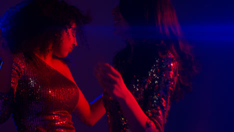Nahaufnahme-Von-Zwei-Frauen-In-Einer-Nachtclubbar-Oder-Disco,-Die-Mit-Funkelnden-Lichtern-Tanzen-19